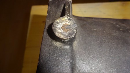 Abgerissene Schraube im Aluminiumteil des Rahmens